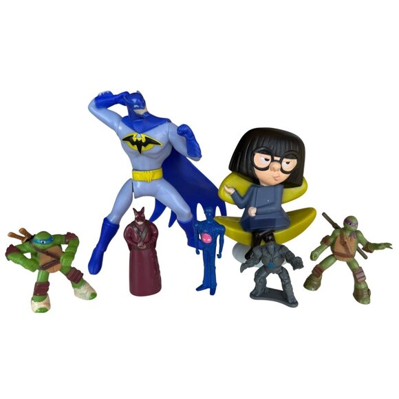 RANDOM LOT of 7 Plastic Toy Figures (SEE PHOTOS) - Picture 1 of 4